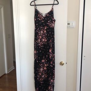 Never worn maxi dress with side pockets. Machine washable.